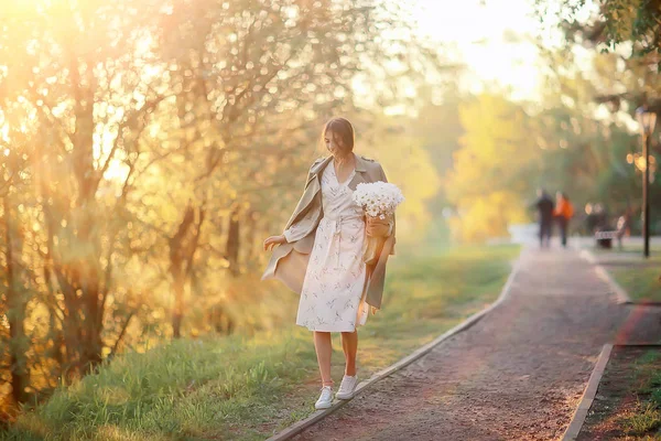 Šťastná Dívka Květinami Městě Letní Fotografii Mladá Krásná Dívka Držící — Stock fotografie