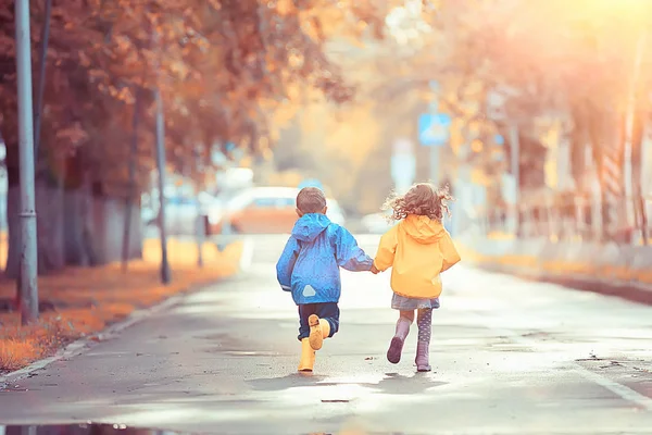 Les Enfants Courent Dans Parc Jaune Automne Pluie Fun Promenade — Photo