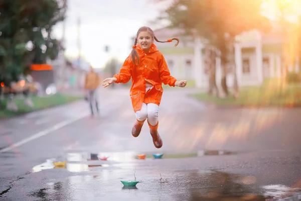 Ребенок Плаще Играет Улице Дождем Сезонное Фото Осенняя Погода Теплая — стоковое фото