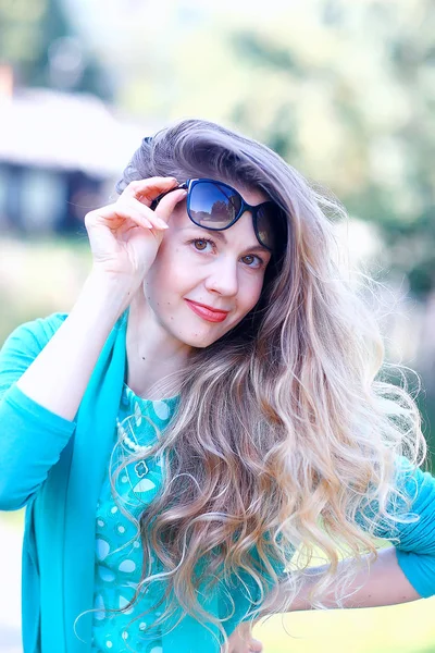 Chica Sorpresa Gafas Sol Imagen Vívida Modelo Sorpresa Seductora Joven — Foto de Stock