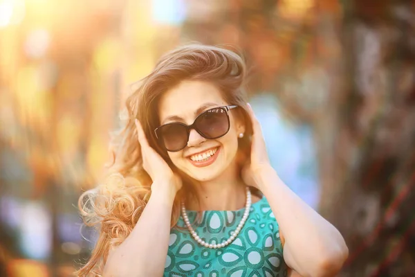 Güneş Gözlüğü Neşeli Sarışın Genç Güzel Kız Güneş Gözlüğü Kadın — Stok fotoğraf