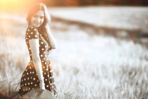 Κορίτσι Φόρεμα Χωράφι Σιταριού Happy Καλοκαιρινές Διακοπές Ιδέα Ένα Μοντέλο — Φωτογραφία Αρχείου