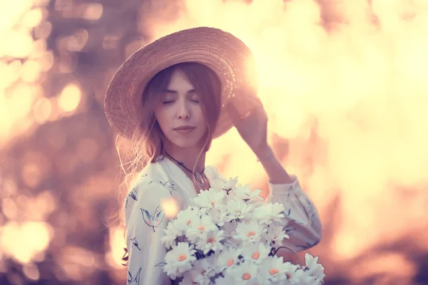 幸福浪漫的女孩在草帽 年轻的模特在礼服夏天 幸福的女人 — 图库照片