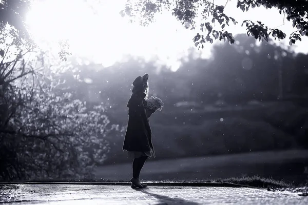 Menina Esperando Por Uma Data Cidade Menina Feliz Com Buquê — Fotografia de Stock