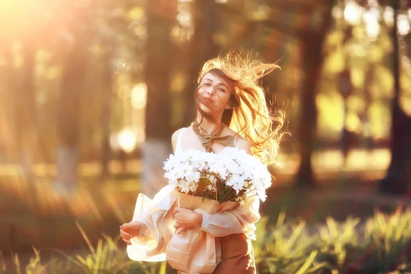 Chica Feliz Con Flores Ciudad Foto Verano Joven Hermosa Niña —  Fotos de Stock