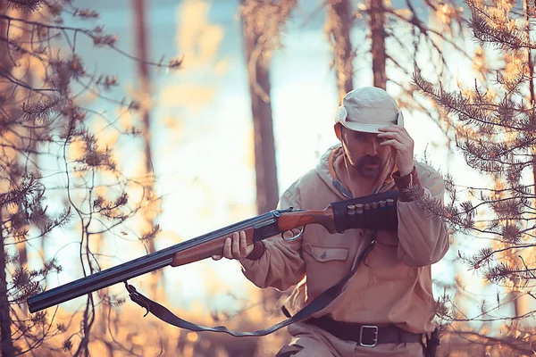 Hunting Man Hunter Met Een Wapen Jacht Het Herfst Bos — Stockfoto