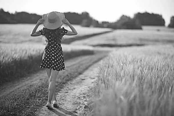 Kız Elbise Buğday Tarlası Mutlu Yaz Tatili Konsepti Güneşli Bir — Stok fotoğraf