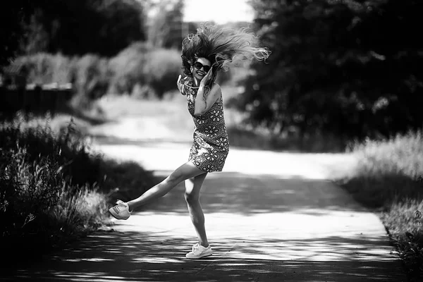 Menina Adulta Brincalhão Redemoinhos Verão Saltando Modelo Bonito Alegre Parque — Fotografia de Stock