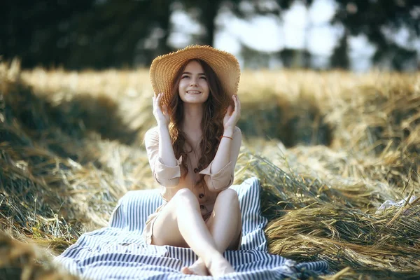 Sommerporträt Eines Mädchens Mit Strohhut Auf Einem Feld Landschaft Einem — Stockfoto