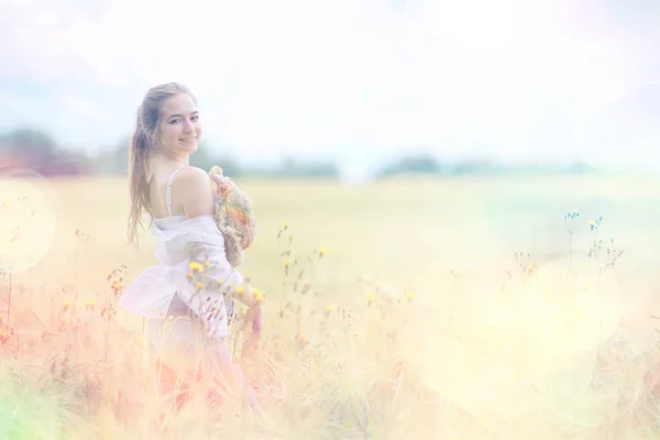 Anônimo Menina Campo Vista Das Costas Felicidade Liberdade Alegre Menina — Fotografia de Stock