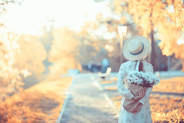 Romantique Fille Dans Chapeau Paille Vue Dos Fille Modèle Pose — Photo