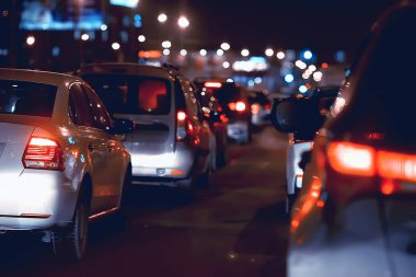 karayolu gece / kentsel özel ulaşım kavramı, yolda araba trafik sıkışıklığı