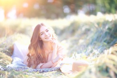 genç mutlu avrupa modeli / yaz tatili, yaz manzara doğada bir yürüyüş, tek başına yetişkin bir kız