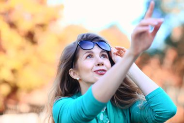 güneş gözlüğü neşeli sarışın / genç güzel kız, güneş gözlüğü, kadın yaz bakmak