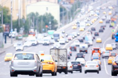 trafik sıkışıklığı / trafikte soyut kentsel görünüm yol manzara sıcak yaz günü