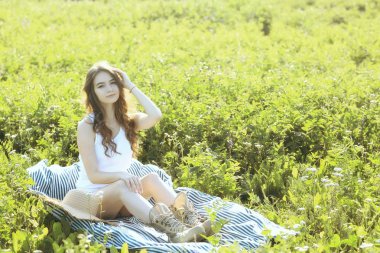 genç mutlu avrupa modeli / yaz tatili, yaz manzara doğada bir yürüyüş, tek başına yetişkin bir kız