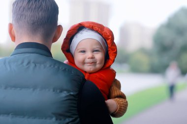 omuzlarında bebek baba / aile bakımı babalık, baba ve oğul, aile mutluluğu yürüyüş