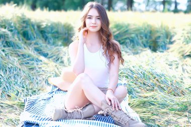 buğday tarlası yaz manzara, mutlu genç model / özgürlük ve rahatlama kavramı yaz ve sonbaharda