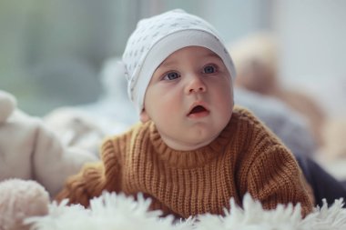 parlak bir stüdyoda bebek çocuk / küçük çocuk bebek güzel sağlıklı çocuk