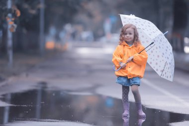 lastik botlar su birikintisi / sonbahar, konsept hava, yağmur, çocuklar için sıcak giysiler kız