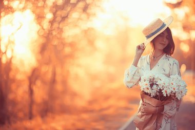 bir elbise yaz günü, mutluluk kadın genç model bir hasır şapka mutlu romantik kız