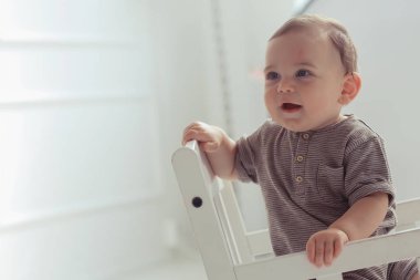 ciddi çocuk çocuk çocuk / stüdyoda küçük bir çocuğun portresi, küçük bir çocuğun yüzü