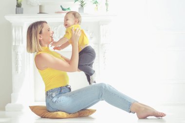 küçük bir çocuk bebek ile anne / iki aile anne ve çocuk annelik, mutluluk ile sağlık