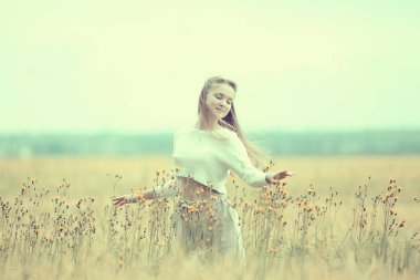 doğa sonbahar alan moda modeli kız / manzara yaz alanında güzel genç mutlu model çekici