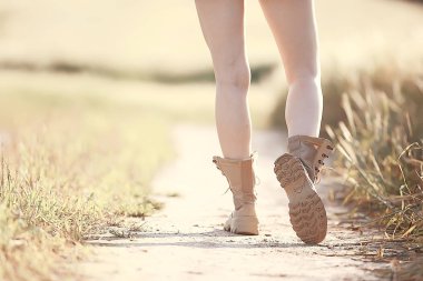 yaz trekking botlar kadın bacakları / alan kadın büyük ayakkabı kız anonim yürür