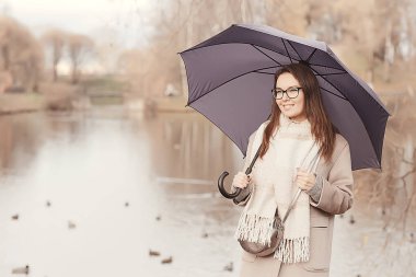 şemsiye ile uzun arka plan kız şemsiye / yatay görünüm yağmurlu sonbahar günü genç kadın