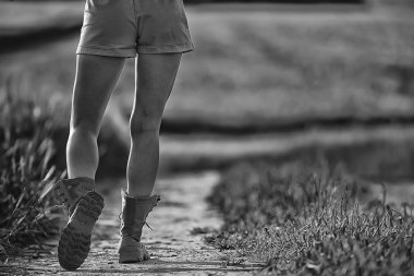 yaz trekking botlar kadın bacakları / alan kadın büyük ayakkabı kız anonim yürür