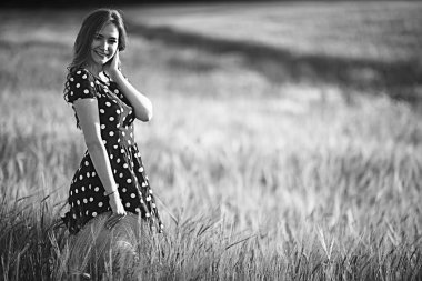 buğday tarlası yaz manzara, mutlu genç model / özgürlük ve rahatlama kavramı yaz ve sonbaharda