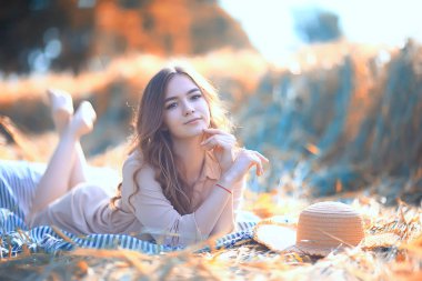 genç mutlu avrupa modeli / yaz tatili, yaz manzara doğada bir yürüyüş, tek başına yetişkin bir kız