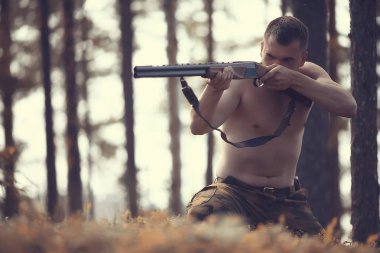 sonbahar ormanlarında bir silah avcılık ile avcılık adam / avcı, taiga sarı ağaçlar manzara