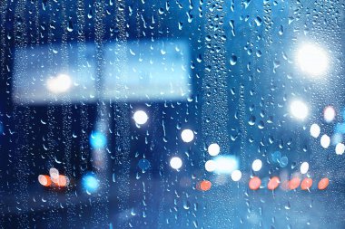 şehirde cam oto yol yağmur sonbahar gecesi / soyut sonbahar arka plan damla, oto trafik, araba ile romantik yolculuk