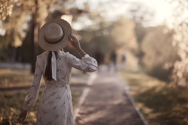 arkadan bir hasır şapka görünümünde romantik kız / model kız yaz pozlar, turist mutluluk