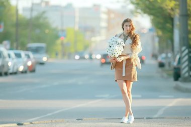 kız çiçek bir buket tutan parkta bir yürüyüş / romantik genç güzel sevimli model, aşk duyguları hediye