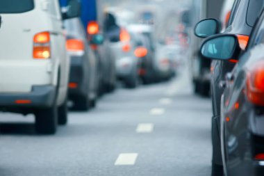 trafik sıkışıklığı / trafikte soyut kentsel görünüm yol manzara sıcak yaz günü