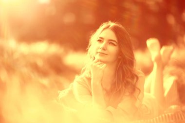 genç mutlu avrupa modeli / yaz tatili, yaz manzara doğada bir yürüyüş, tek başına yetişkin bir kız