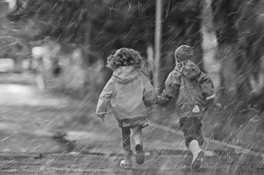 çocuklar yağmurluk / yazlık park, yağmur, erkek ve kız kardeşi, çocuk erkek ve kız yürümek koşmak