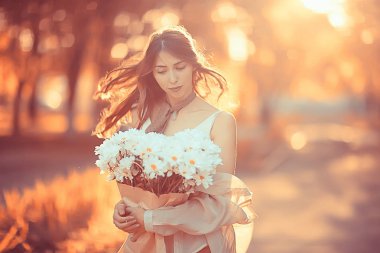 şehirde çiçek ile mutlu kız / yaz fotoğraf genç güzel kız bir şehir sokakta çiçek bir buket tutan