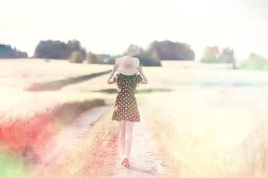 arkadan hasır şapka mutluluk görünümü / arkadan kız yaz görünümü, mutluluk genç güzel kavramı