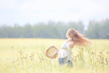 kız yetişkin alan şapka mutluluk / alanında avrupa peyzaj kız, hasır şapka, mutlu bir görünüm