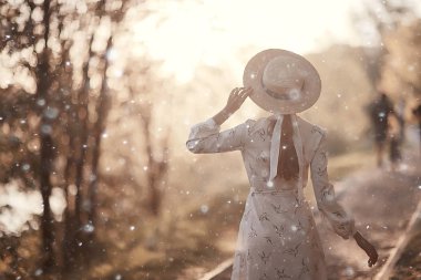 kavak kabarık kız mutluluk / kentsel peyzaj genç yetişkin kız, mutlu neşeli model