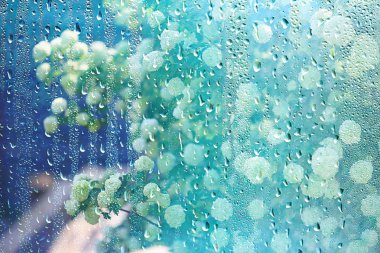 pencere bulanık arka plan dışında yağmurlu bir günde yaz yağmur ıslak cam / soyut arka plan manzara