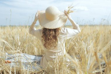 arkadan hasır şapka mutluluk görünümü / arkadan kız yaz görünümü, mutluluk genç güzel kavramı