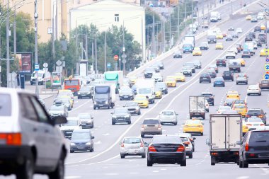 karayolu araba / ulaşım kavramı üzerinde şehirde gün trafik sıkışıklığı, şehir trafik metropol manzara görünümü