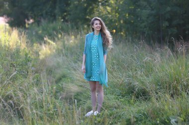 sarışın yaz şehir parkı güzel yürümek / konsept tatil dışında kentsel ortamda güzel genç kadın görüntülemek