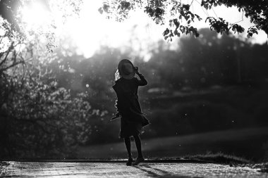 güneş günbatımı siluet şapka kız / model bir yaz akşam elbisesi, güneş siluet güzel bir tam uzunlukta model