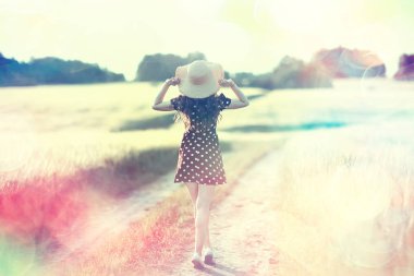 arkadan hasır şapka mutluluk görünümü / arkadan kız yaz görünümü, mutluluk genç güzel kavramı